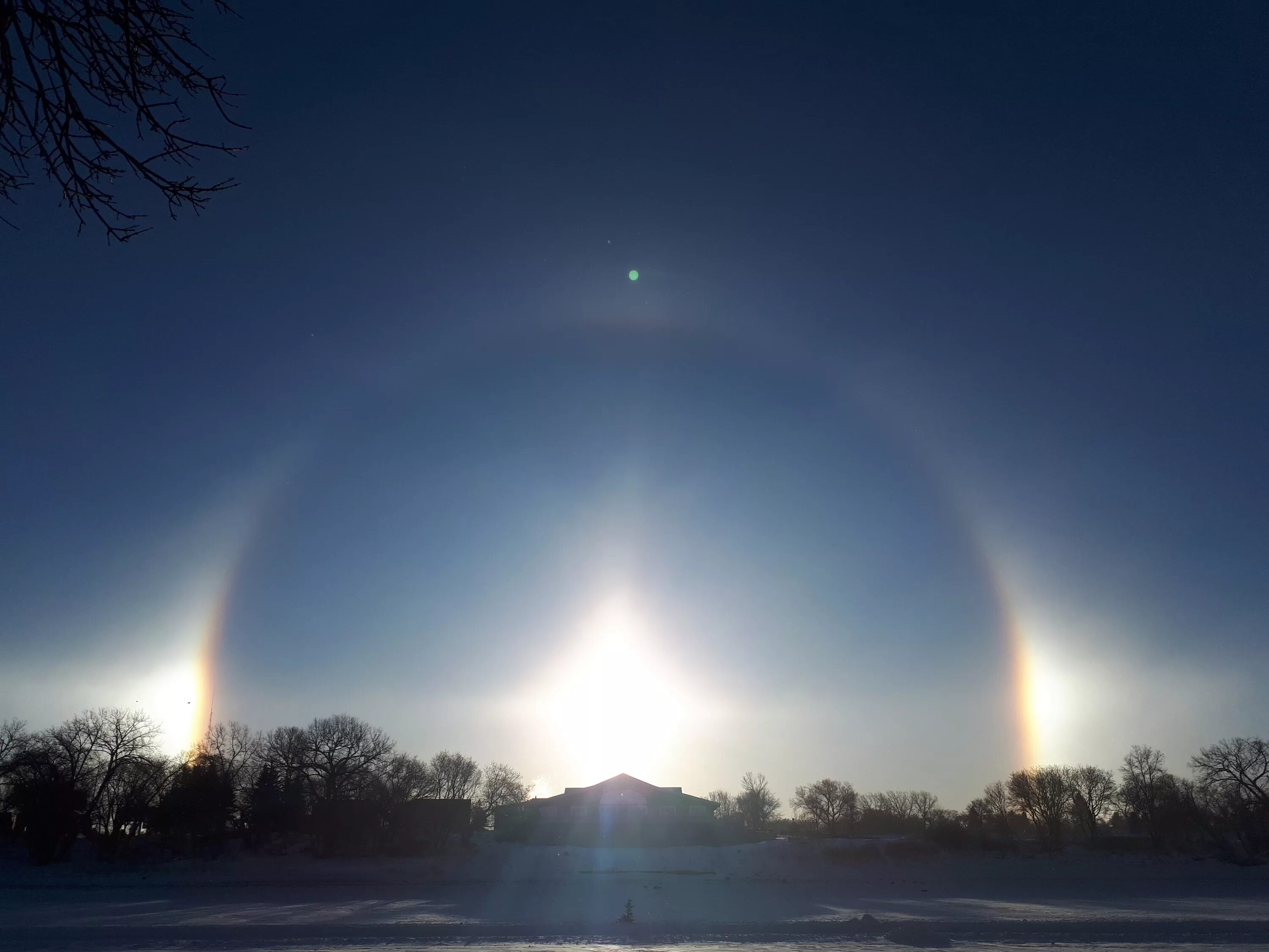 Гало эффект солнце. Радуга вокруг солнца. Эффект гало вокруг луны. Гало радуга вокруг солнца. Гало солнечное явление.