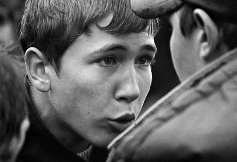 Дворовые хулиганы. Субкультура гопники 90. Пацаны играют в футбол. Дворовые хулиганы. Толпа гопников.