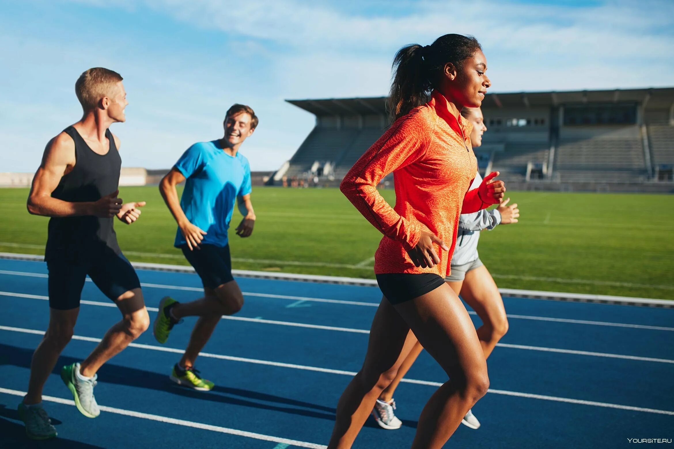 People go in for sports. Бегуны на стадионе. Спортивные люди. Бегущий человек на стадионе. Пробежка на стадионе.