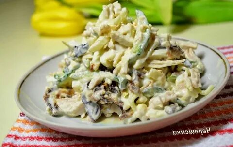 Салат с жареными огурцами с сыром