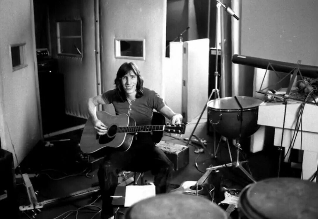 Waters of nothing. Роджер Уотерс 1979. Roger Waters 1972. Obscured by clouds Роджер Уотерс. Гитара Roger.