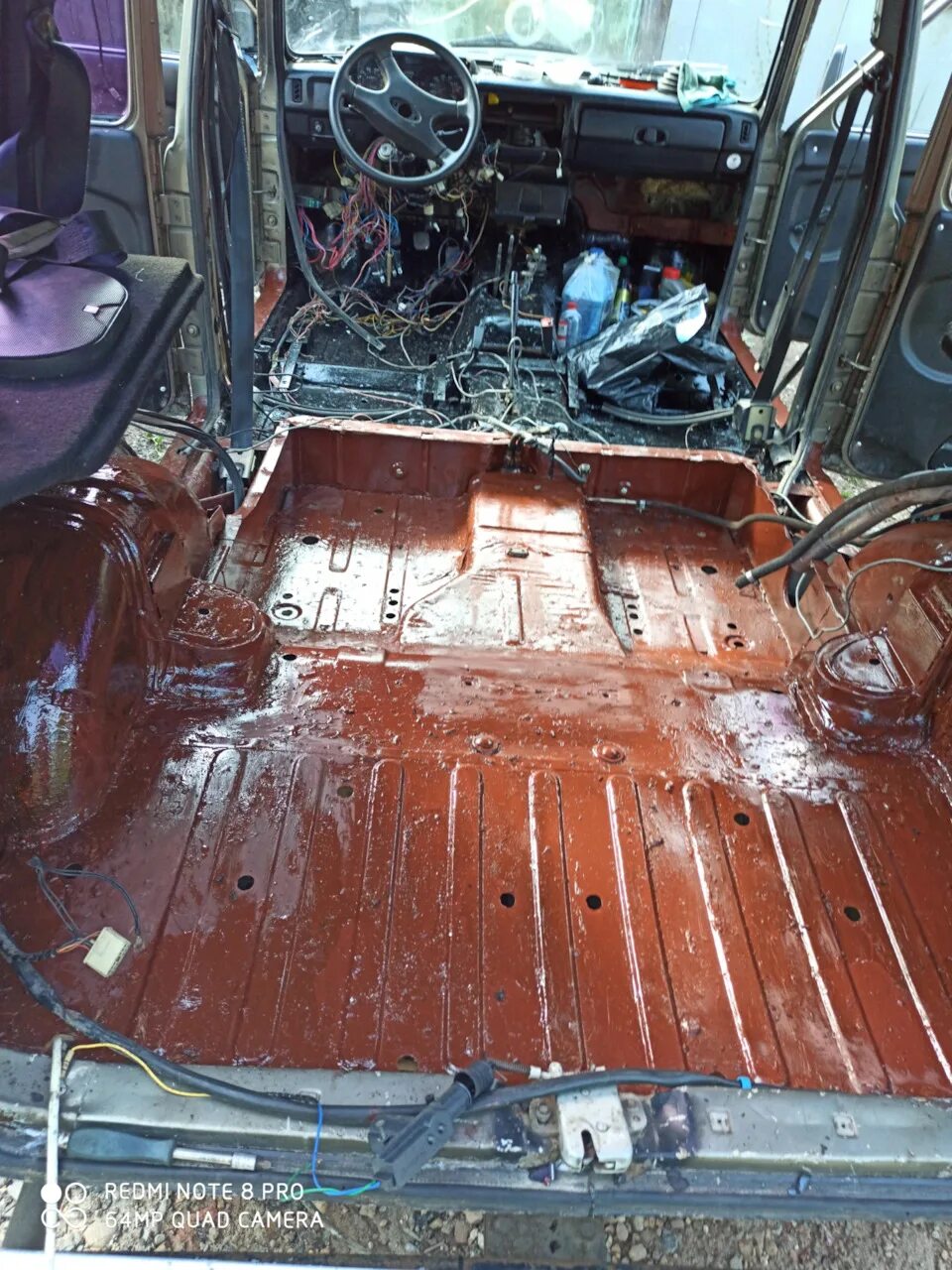 Антикор днища stp. Днище изнутри автомобиля. Обработка пола автомобиля изнутри. Обработка кузова салона авто. Шумоизоляция днища ваз 2115.