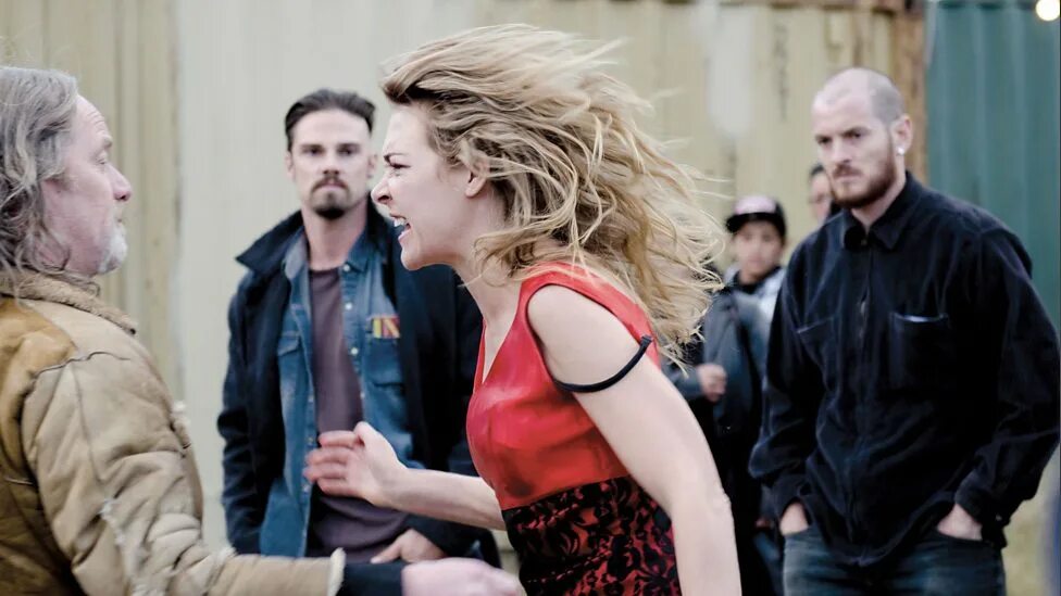 Холли хантер вершина озера. Ивен лесли. Вершина озера (2013). Вершина озера 2013 2017. Вершина озера 2013 2017.