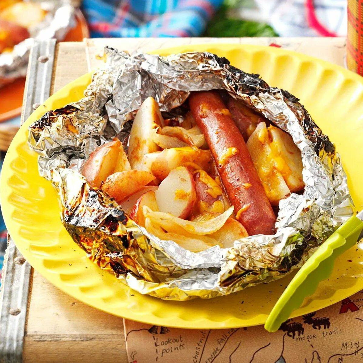 Картофель на шампурах в фольге. Мясо с овощами в фольге. Запеченная картошка в углях в фольге. Баклажаны запеченные в фольге в углях. Овощи в фольге на углях.