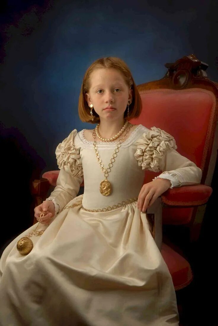 Мода ребёнка Ренессанса. Детский портрет в бежевом платье Ренессанс. Биа Медичи.