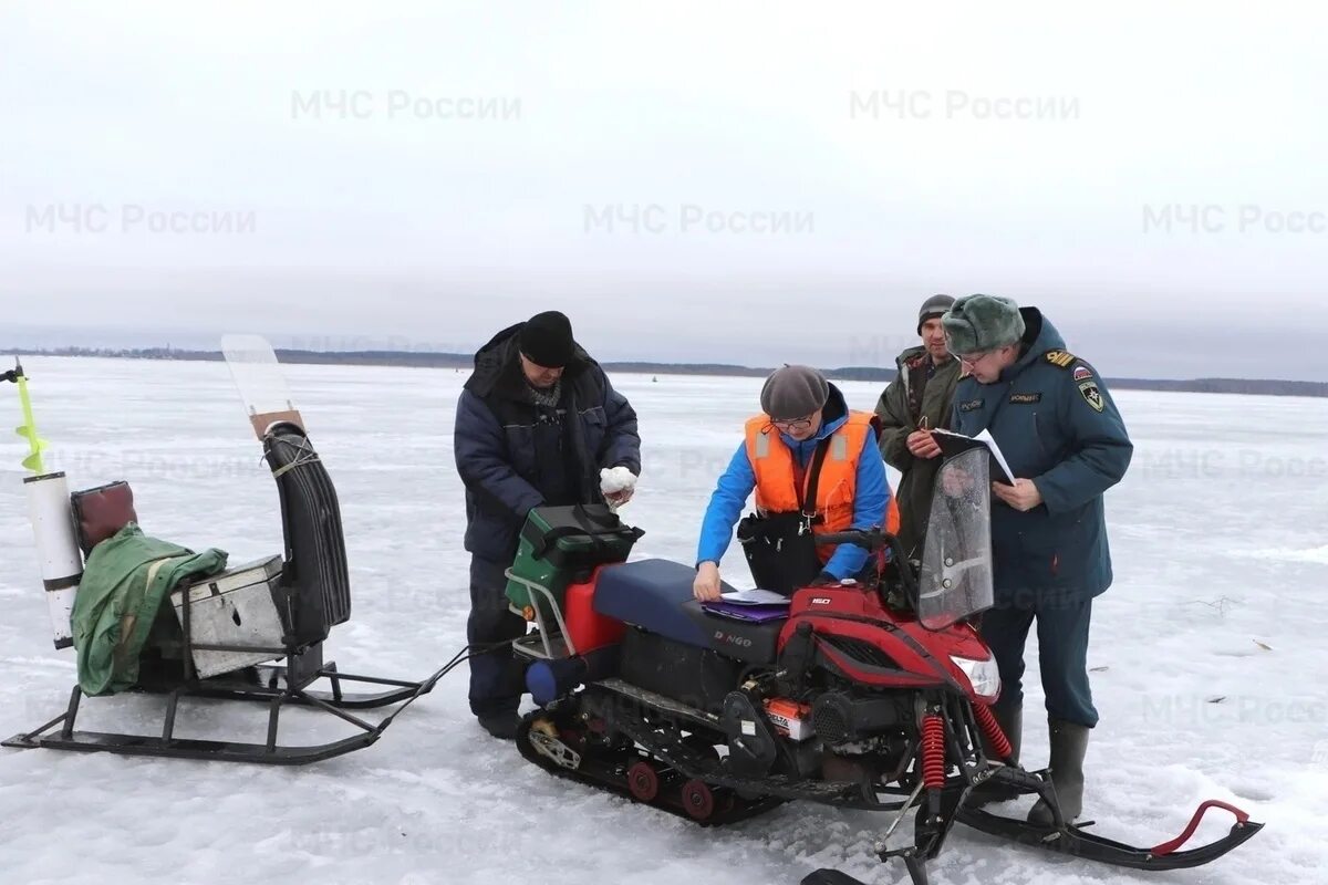 Мотособака на льду. Рыбаки на льду. Рыбак в марте.