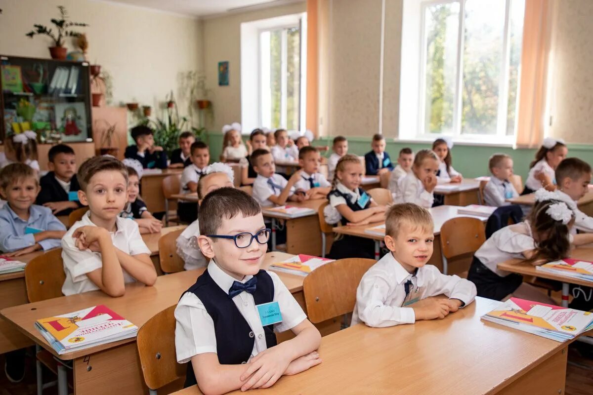 Школьники в классе. Класс с учениками. Школьники за партой. Ученик за партой.