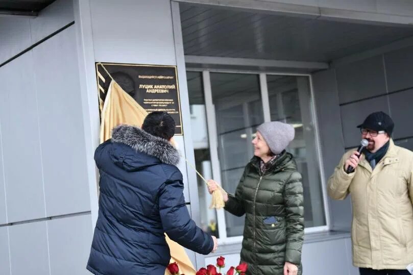 Памятные таблички в Холмогорах на больнице. Больница 29 Новокузнецк открытие мемориальной доски. Директор больницы 40 фото. Мемориальная доска Губаревич. Сайт 29 больницы новокузнецк