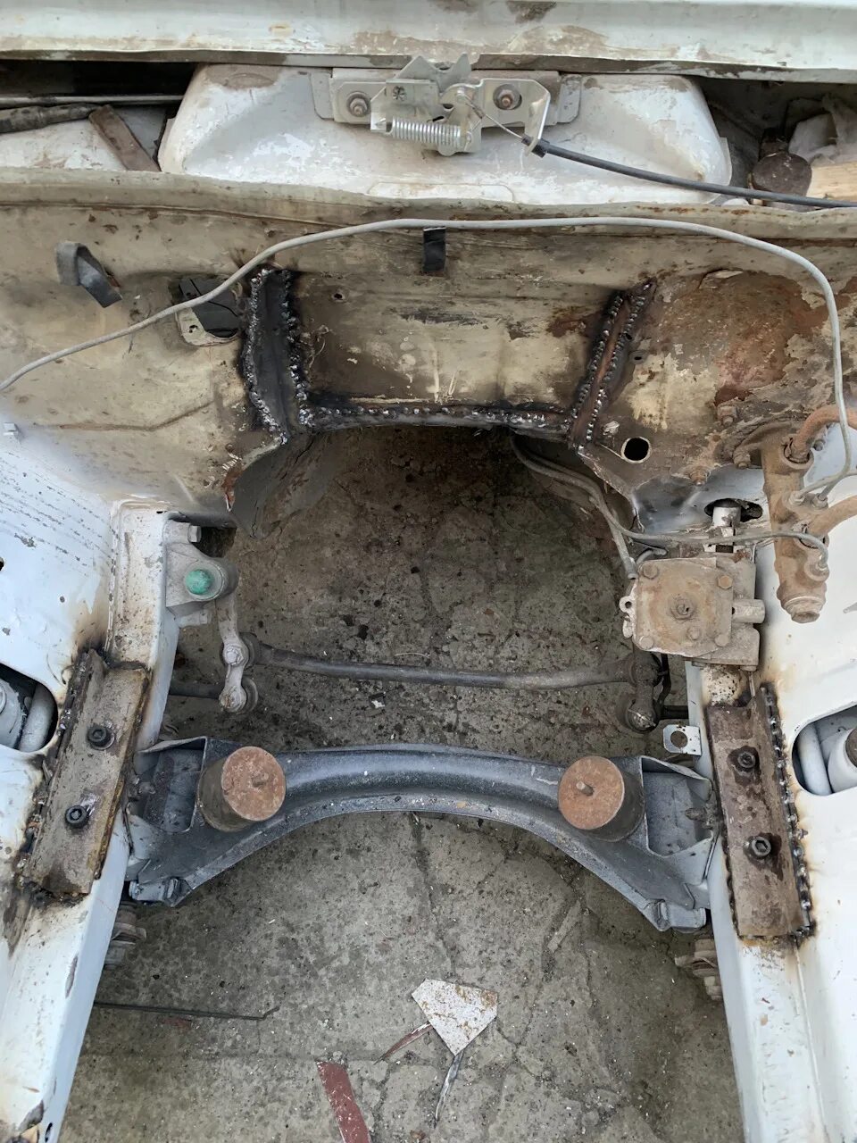 Вырвало крепление балки 2114. W201 снизу. Стакан лонжерон ваз 2112. Маркировка лонжерон мтз 82 левый. Чашка пружины на 190 мерседес.