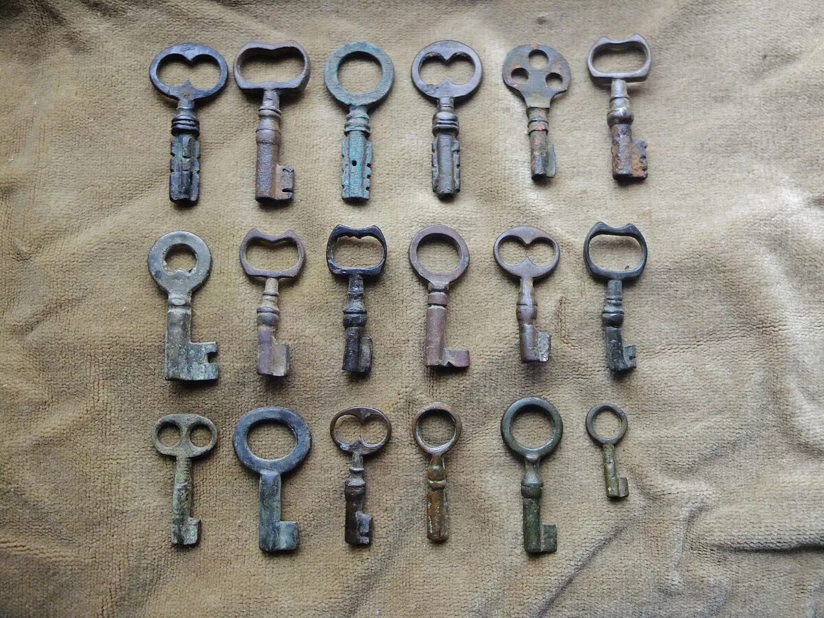 Куплю старые ключи. Старинный ключ. Старые ключи от замков. Замок и ключ латунные. Старинный бронзовый ключ.