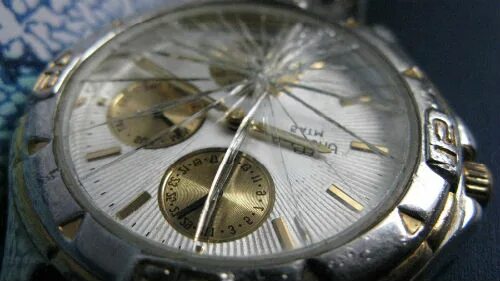 Разбитые наручные. Сломанные наручные часы. Разбитые наручные часы. Часы циферблат разбитый. Разбилось стекло на ручных часах.
