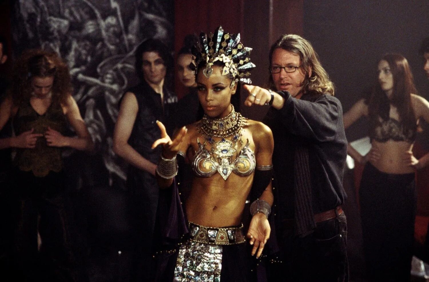 Королева проклятых 2002. Королева проклятых (2002) queen of the damned. королева проклятых фильм 2002 лестат. королева проклятых фильм 2002 акаша. алия королева проклятых.
