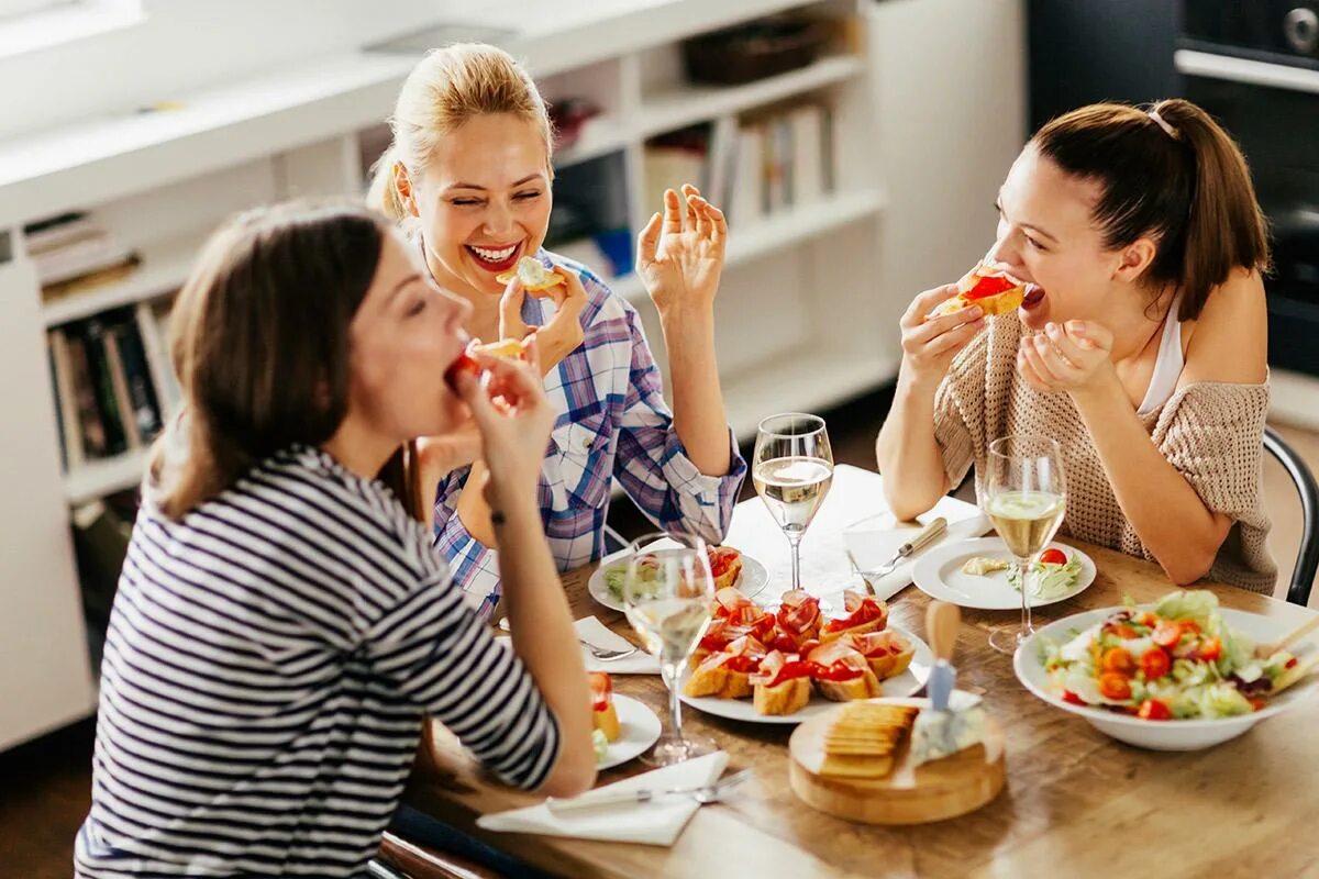 Friends dining. Ужин с подругой. Подружки за ужином. Стол для посиделок с подругой. Посиделки в кафе.