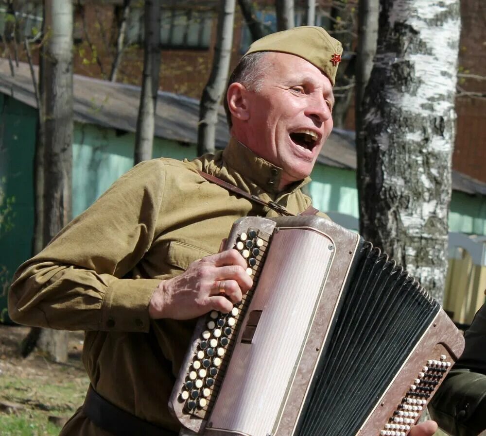 Человек гармонь. Гармонист с1378. Военный с гармошкой. Солдатская гармонь. Солдат с гармошкой.