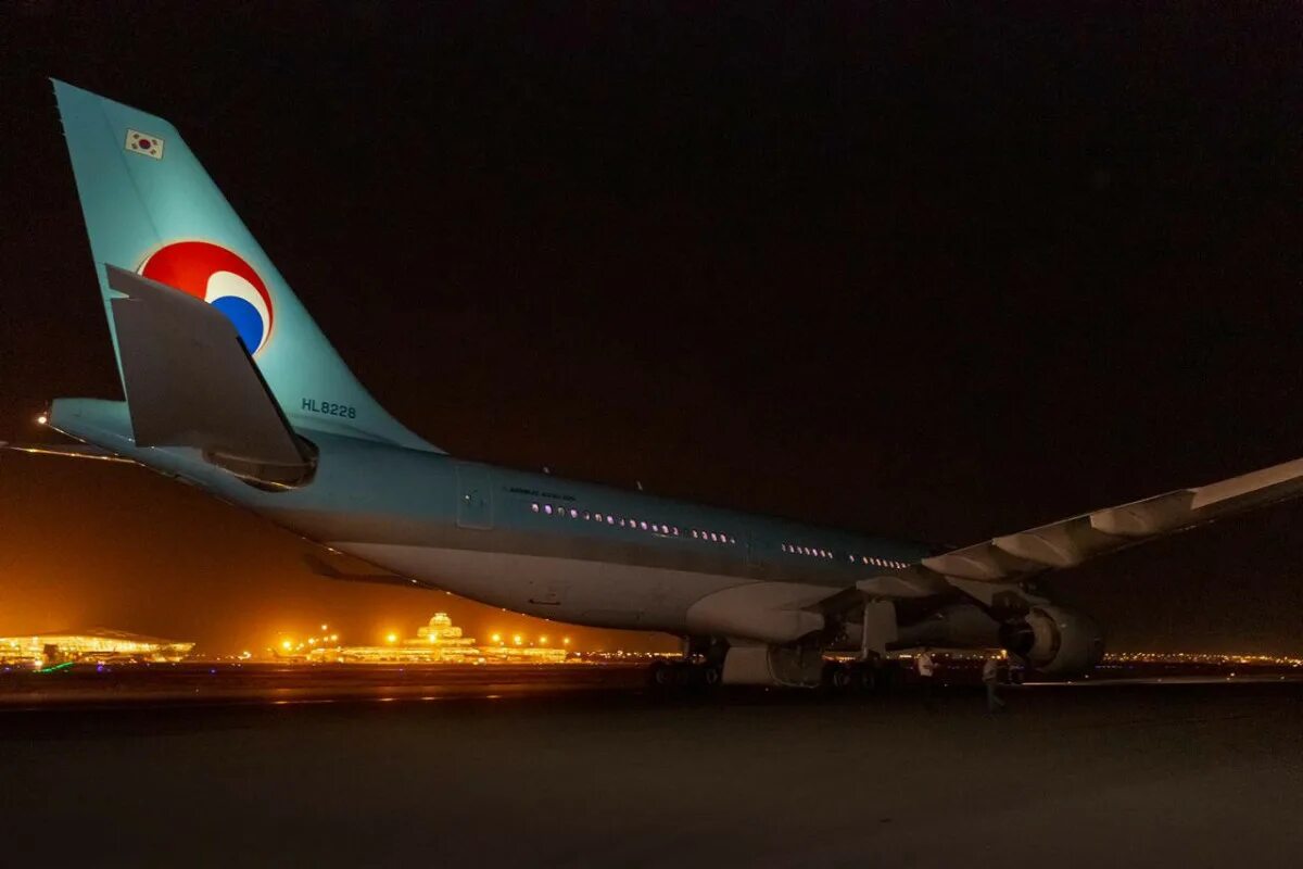 Самолет korean Air. Аэропорт Гейдар Алиев Баку. Посадка самолета. Турецкие самолеты. Россия азербайджан самолет