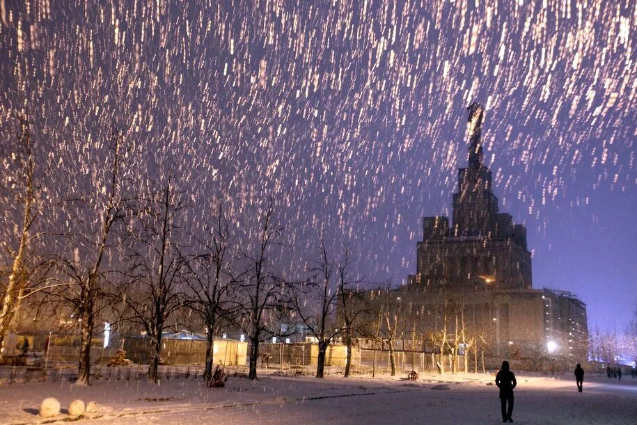 Места где идет снег. Снег в Москве. Снегопад в городе Москва. Снежная Москва. Москва зима снегопад.