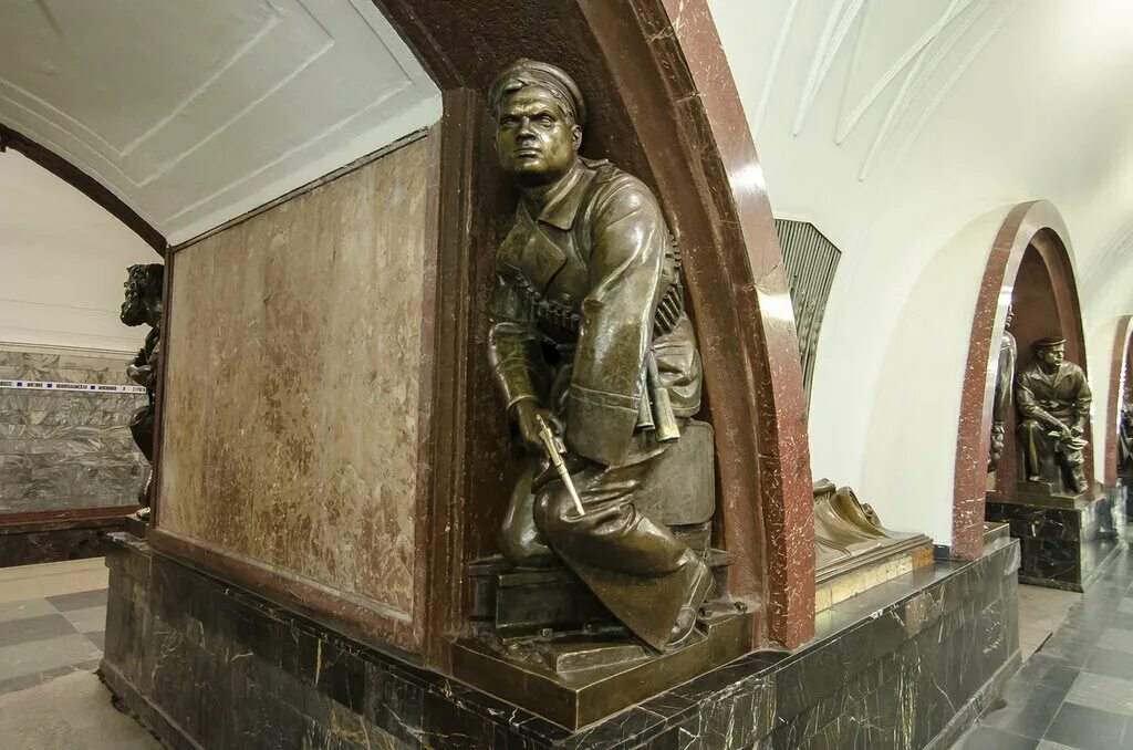 Площадь революции. «пограничник с овчаркой» со станции метро «площадь революции».. станция площадь революции никольский. площадь революции метро воин.