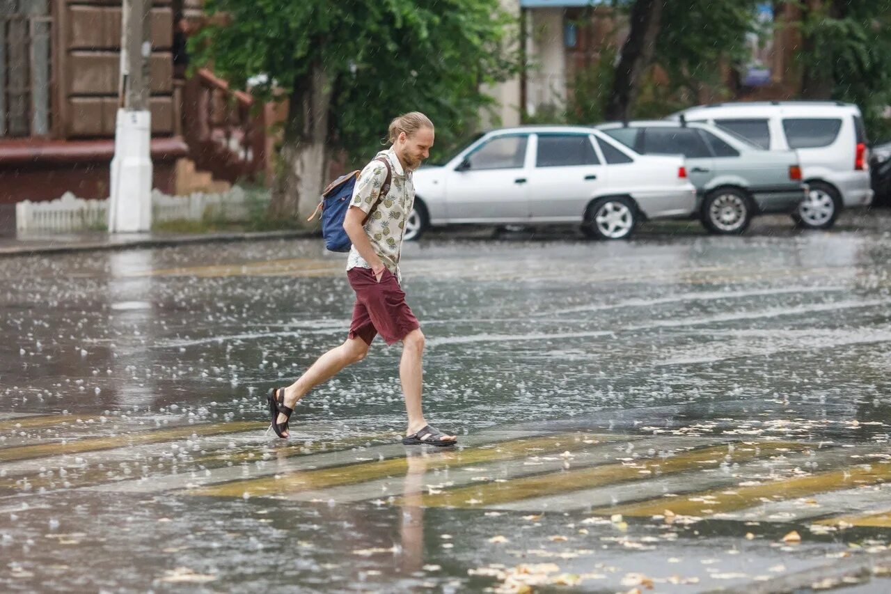 Поможет ли дождь. Сильный дождь. Дождь в городе. Ливень в Волгограде. Ливень на улице.