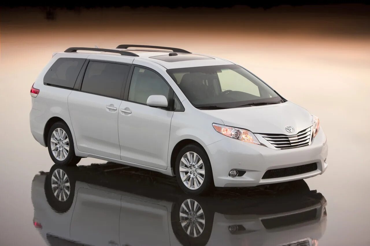 Самые семейные автомобили. Toyota Sienna 2014. Toyota Sienna 2011. Toyota Sienna 2012. Минивэн Тойота Сиенна 2015.