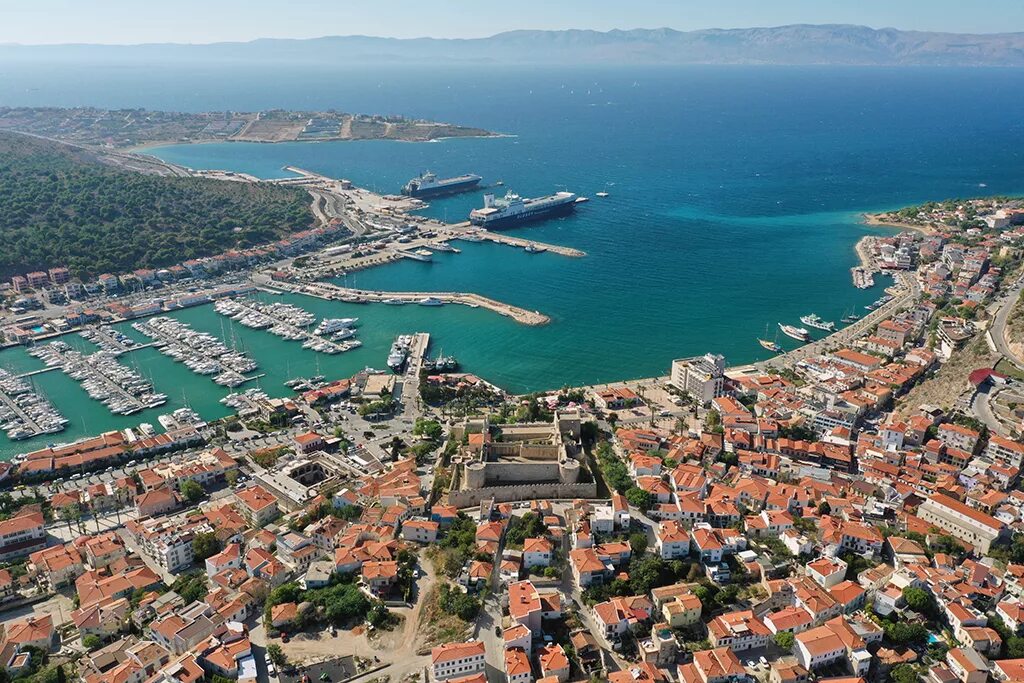 Med cesme в реальном времени. Cesme, Turkey порт. Порт Измир. Cesme здание. Çesme.