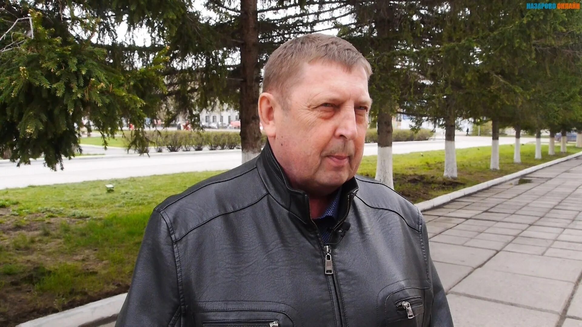 мужчины пожимают руки. пожилой босс. новые старые руководители. люди разных возрастов в офисе. разные поколения в офисе.