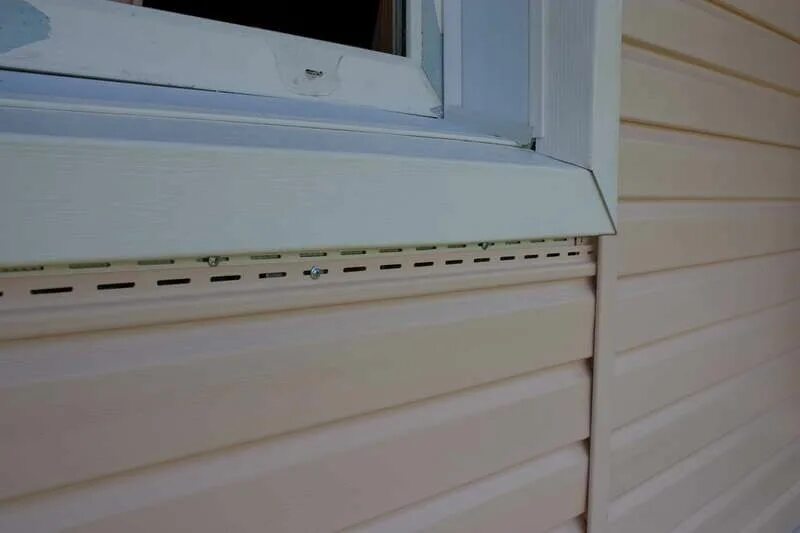 Отделка окна сайдингом околооконная планка. Окно под сайдинг. Откосы для окон наружные металлические для сайдинга. Окно под сайдинг. Отделка оконных откосов сайдингом.