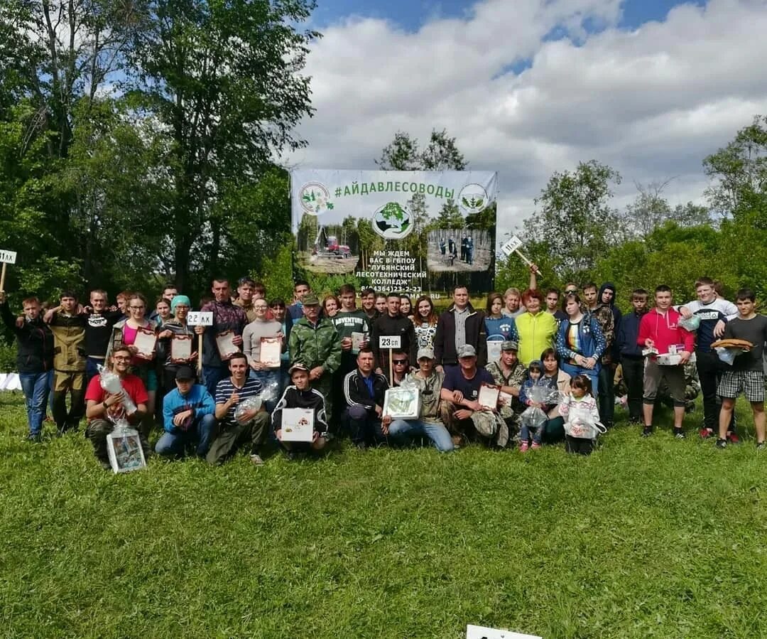Фото: Равиль Кузюров вручил дипломы выпускникам Лубянского лесотехнического колл