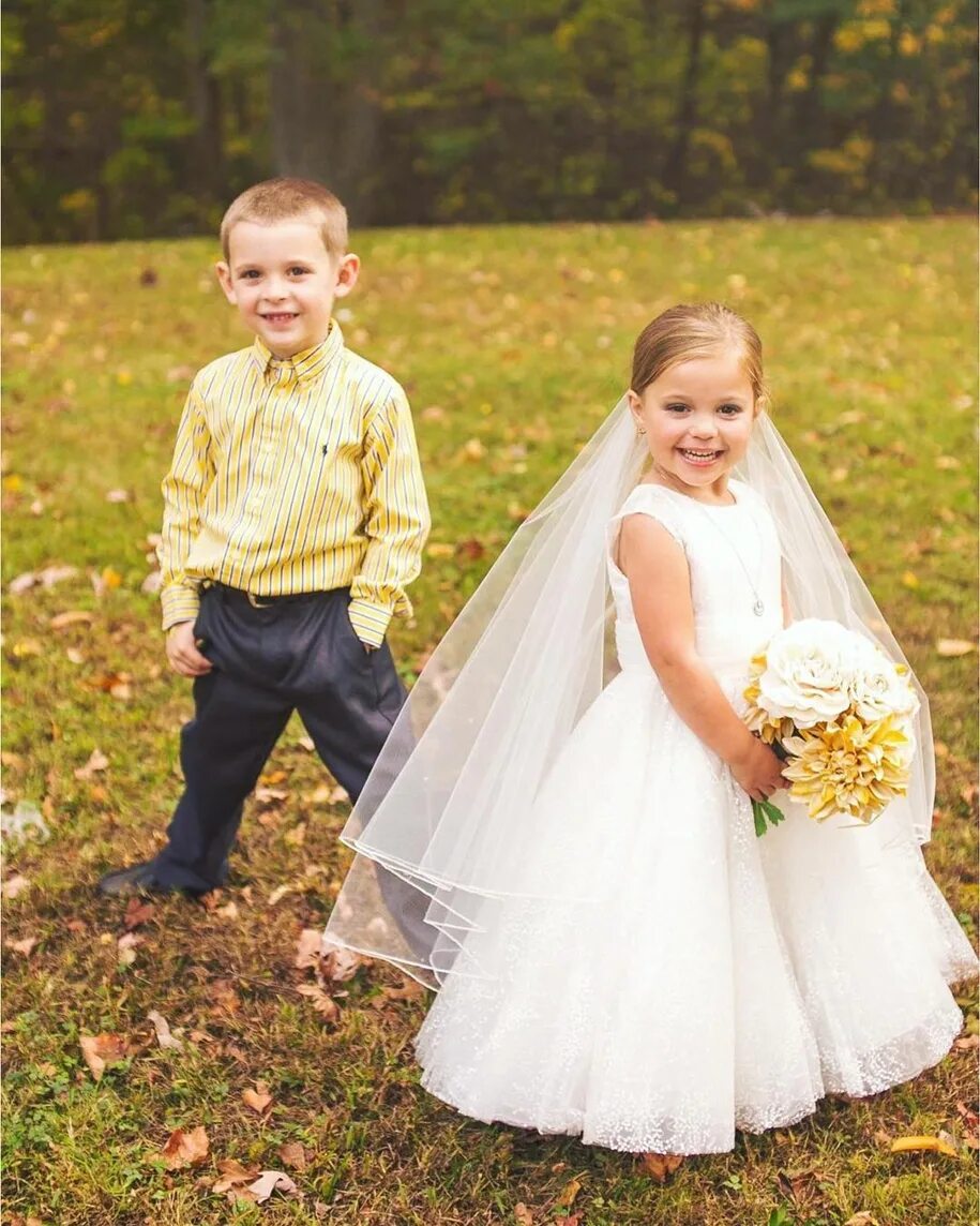 Девочка без замуж. Маленькая черная девочка выходит замуж. Свадьба. Дети в свадебных нарядах. Невеста подросток.