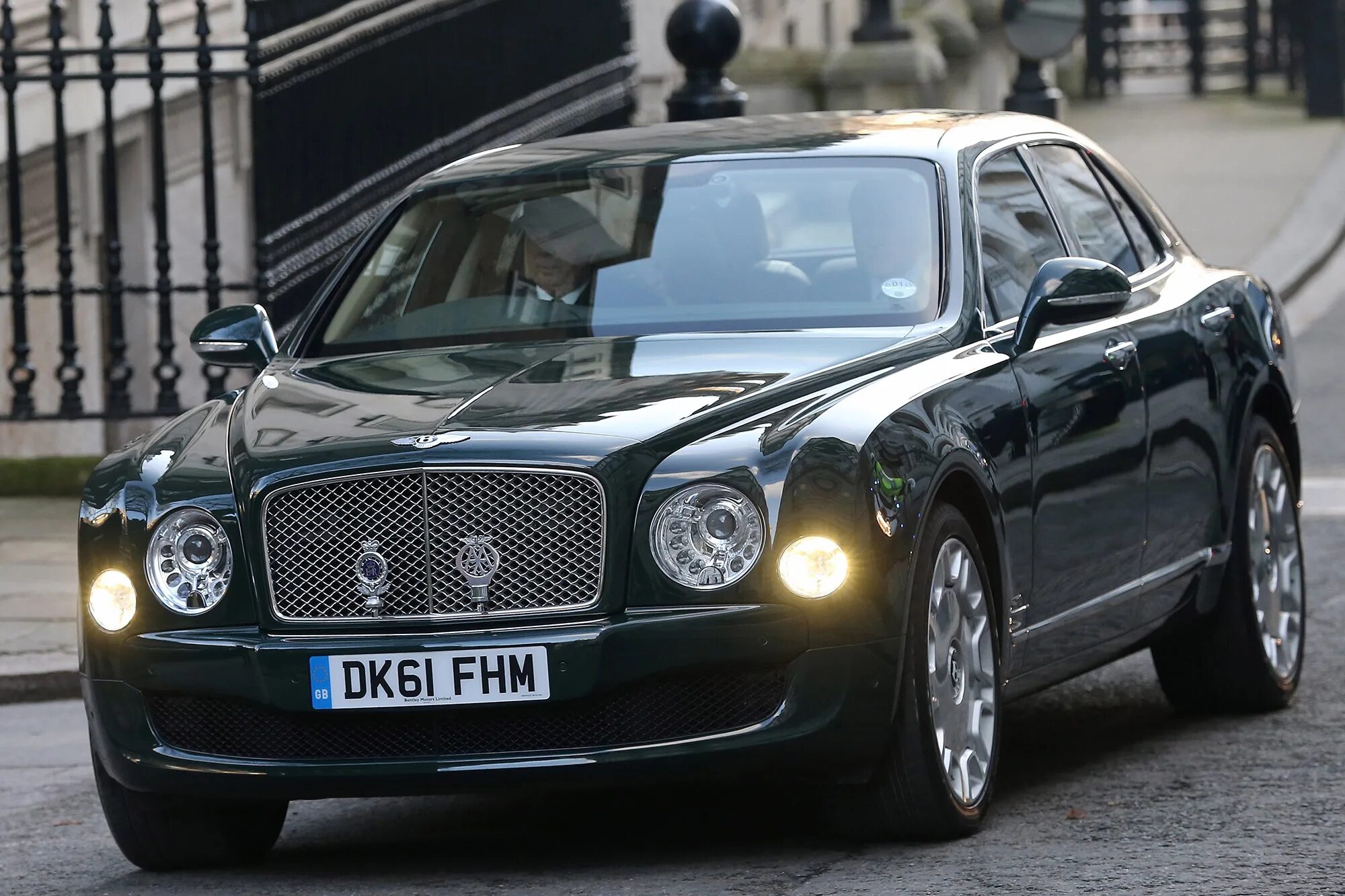 Англия какие машины. Bentley Mulsanne лимузин. Бентли Мульсан королевы Британии. Бентли Елизаветы 2. Бентли Мульсан 2011 Англия.