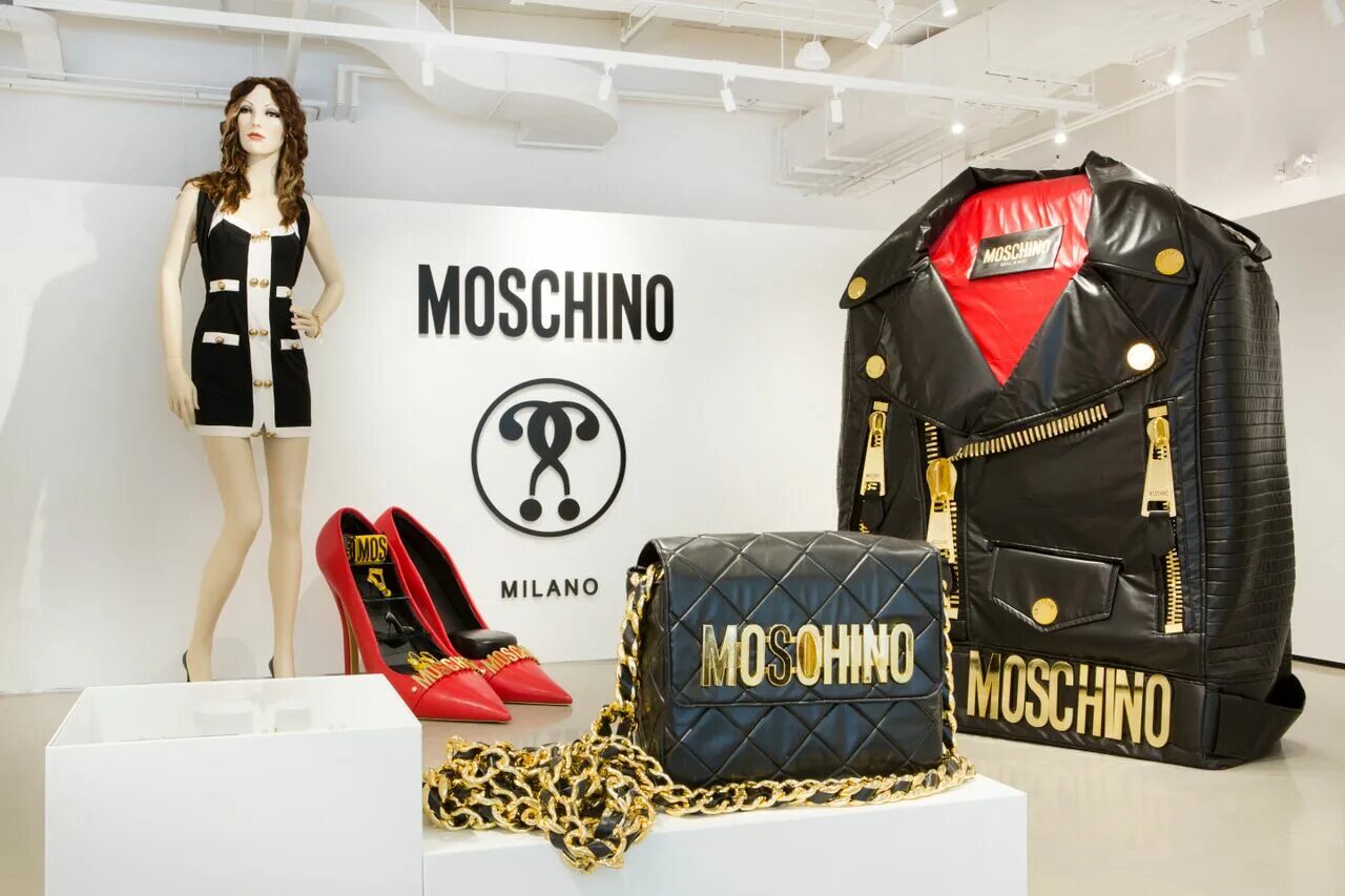 Москино одежда. Франко Москино (Franco Moschino) модельер. Love Moschino 2023. Бренд Москино витрины. Moschino дом моды.