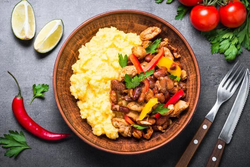 Овощи и мясо и крупы. Кукурузная каша с овощами. полента с овощами. кукурузная каша с мясом и овощами. каша яйцо помидор.