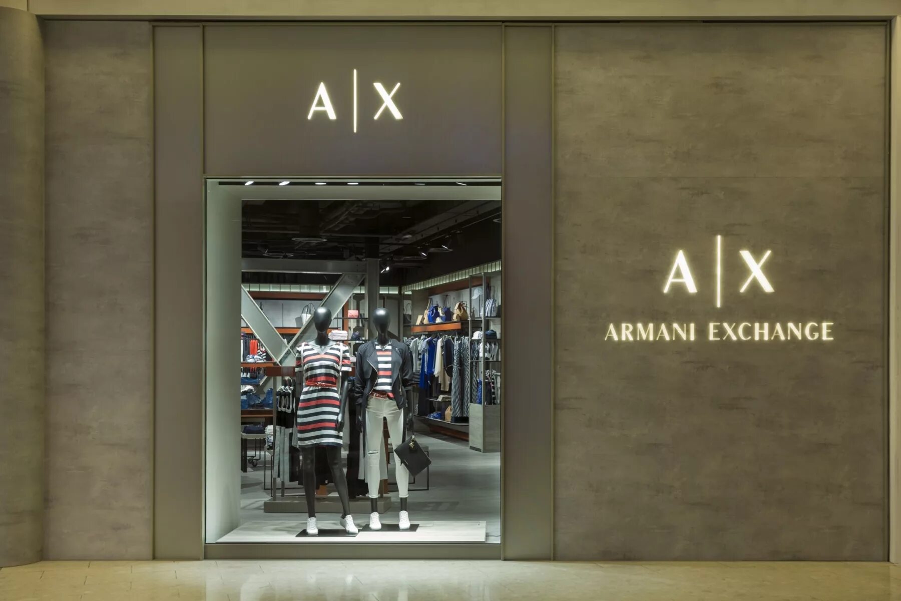 Армани эксчендж интернет магазин. Armani Exchange brand. Армани эксчендж новая коллекция. Armani Exchange Саратов Триумф Молл. Армани Emporio и Exchange.