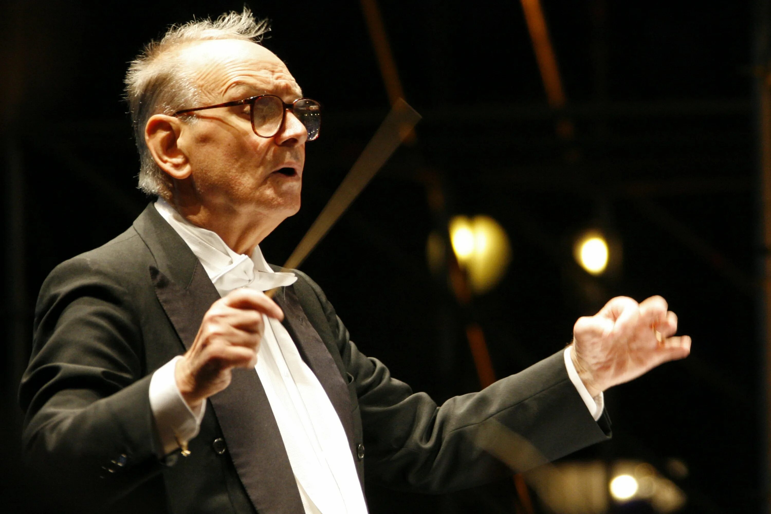 Морриконе википедия. Композитор эннио. эннио морриконе. эннио морриконе дирижер. итальянский композитор эннио морриконе.