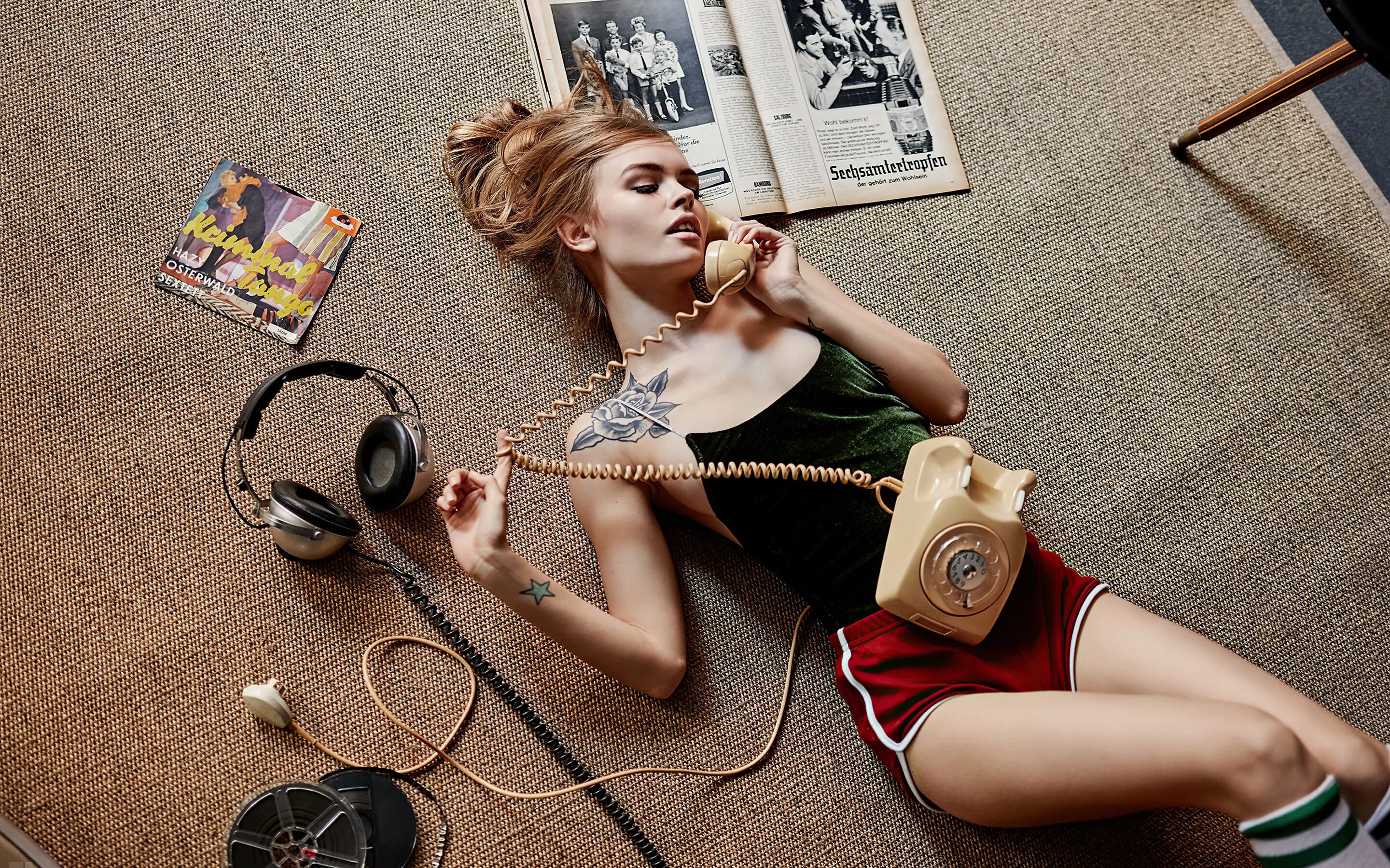 On the floor listen. Анастасия Щеглова. Фотосессия с телефоном. Девушка с телефонной трубкой. Девушка с трубкой телефона.