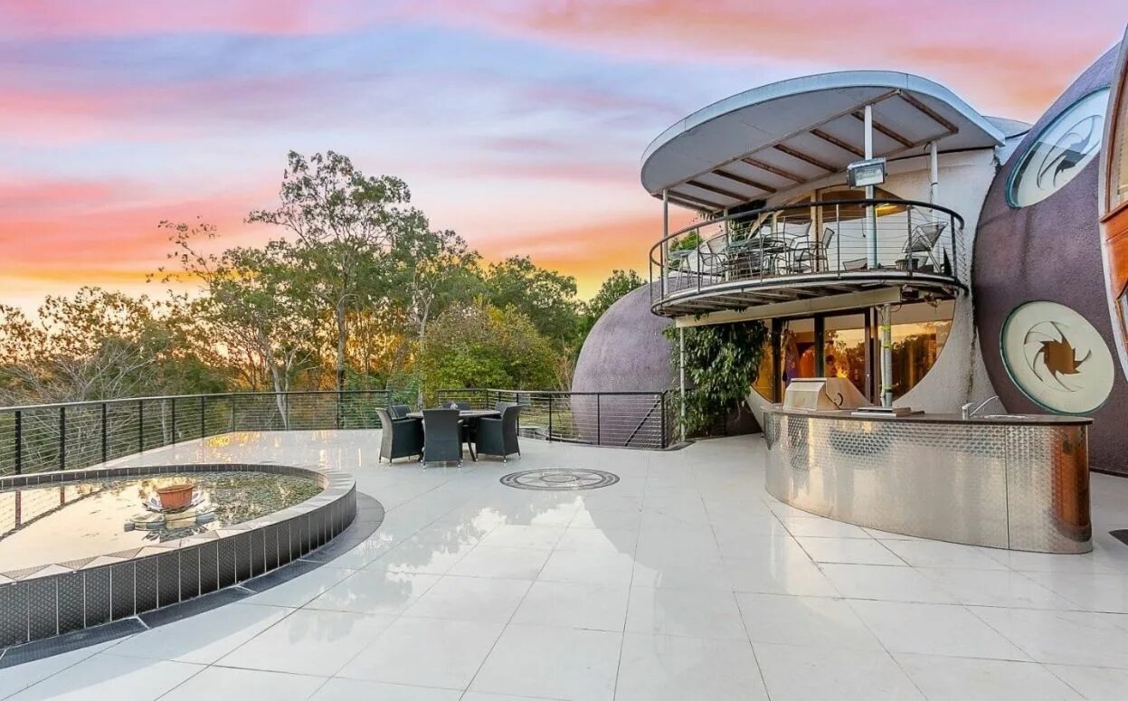 Дом на скале австралия. Дом из пузырей. Шарообразные предметы. Домик полусфера. Шарообразные предметы.