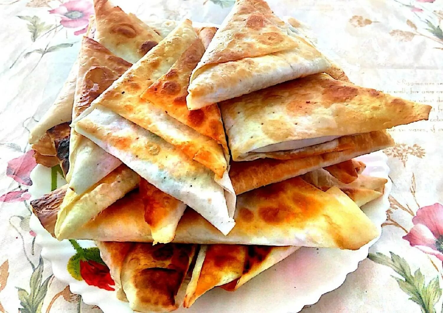 Конвертики из лаваша с колбасой и сыром. Треугольники из лаваша. конвертики из лаваша. треугольники иж лаваша. треугольнички из лаваша.