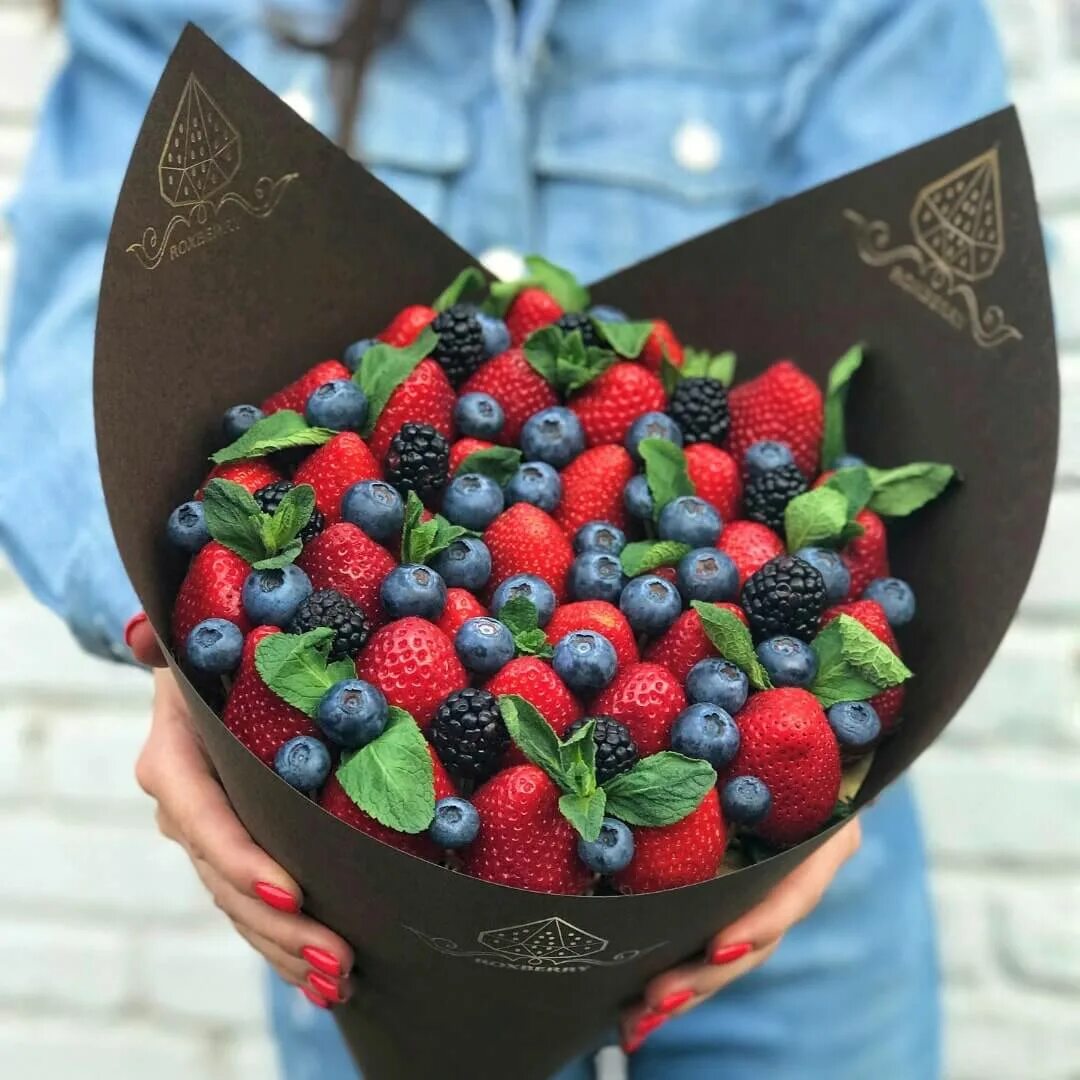 Ягодный подарок. Букет с клубникой. Ягодный подарок. Букет из ягод и фруктов. Ягодный подарок.