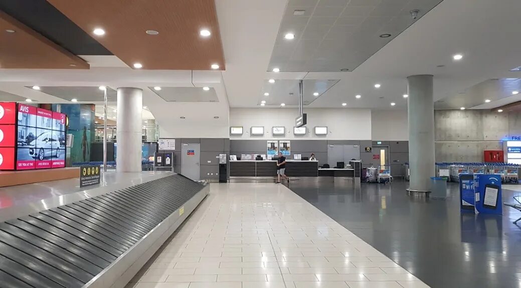 Ларнака аэропорт табло вылета. Аэропорт Ларнака. Larnaca Airport внутри. Аэропорт Ларнака авиаполосп. Аэропорт Ларнака вертолет.