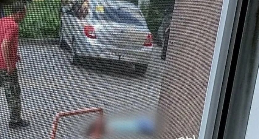 Выпадение из автомобиля. Девочка выпавшая из окна 1. Девочка выпала с 4 этажа. Киров выпали из окна. В кирове девушка выпала из окна.