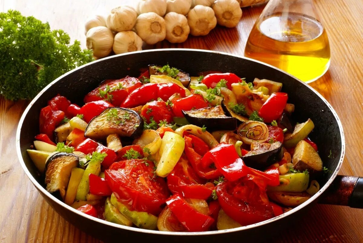 Тушеные овощи перец. Овощное рагу Рататуй. Рататуй (овочеве рагу). Соте из овощей. Летние блюда из овощей.
