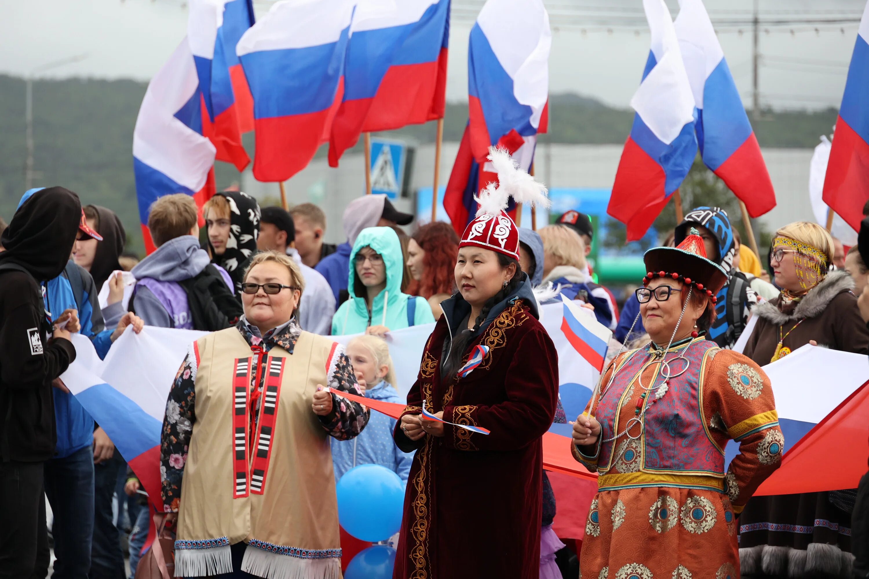 В каких странах отмечают праздник 8. Праздник государственного флага России фото. Шествие с флагом РФ. Шествие ко Дню поселка. День флага Магадан.