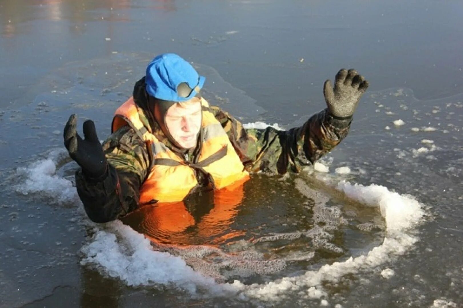 Человек в холодной воде. Сотрудник МЧС лед вода. Занятие с детьми ГИМС. В каких жидкостях не утонет лед выбери