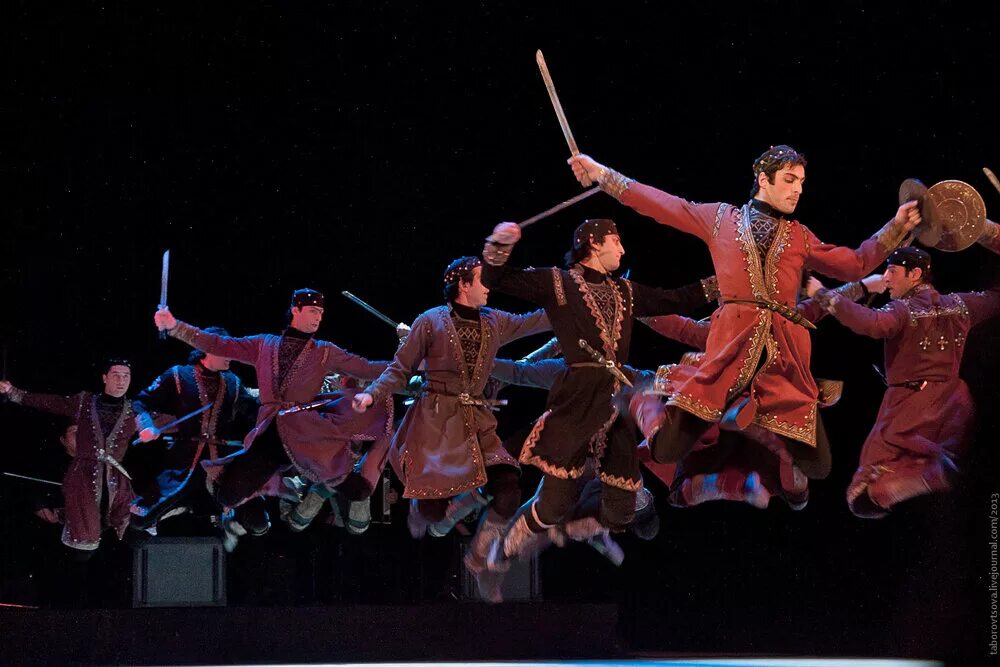 Georgian dance acharuli. Грузинский народный танец. Грузинский ансамбль эрисиони. Грузинские танцы. Грузинский народный танец "картули".