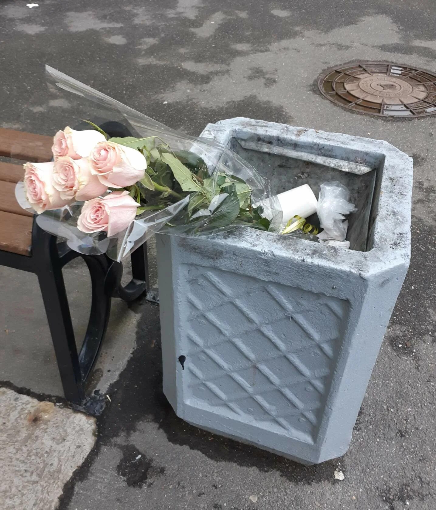 Букет цветов в мусорке. Букет роз в мусорке. Выброшенные цветы. Цветы в мусорном баке. Цветы в мусорке