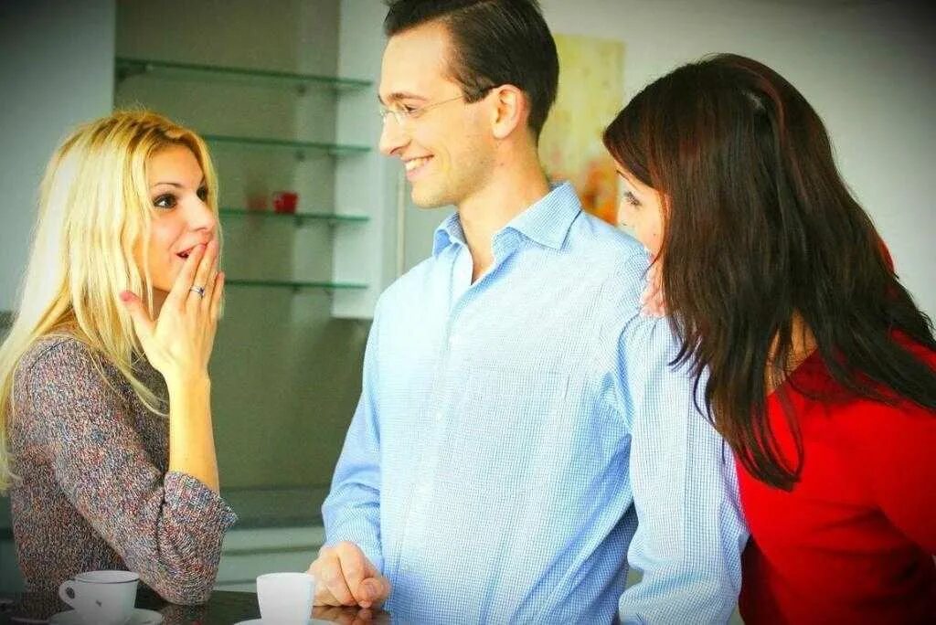 Супружеская неверность. Парень флиртует с подругой. Влюбленные в клубе. Парень и девушка в баре. Девушка флиртует.