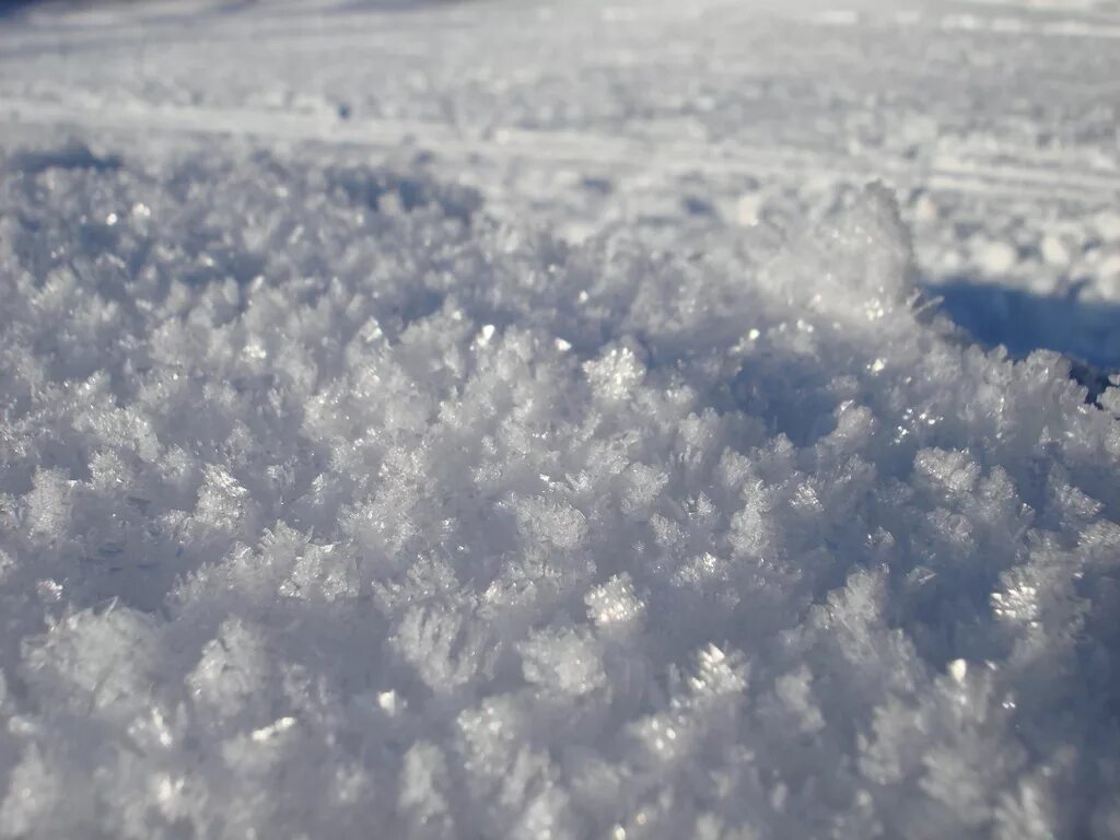 Глубокая тихая вода лакированно блестела словно. Блеск снега. Искрящийся снег. Снег блестит. Сверкающий снег.