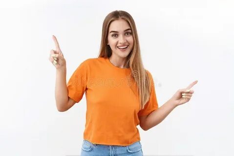 Девушка показывает и дает