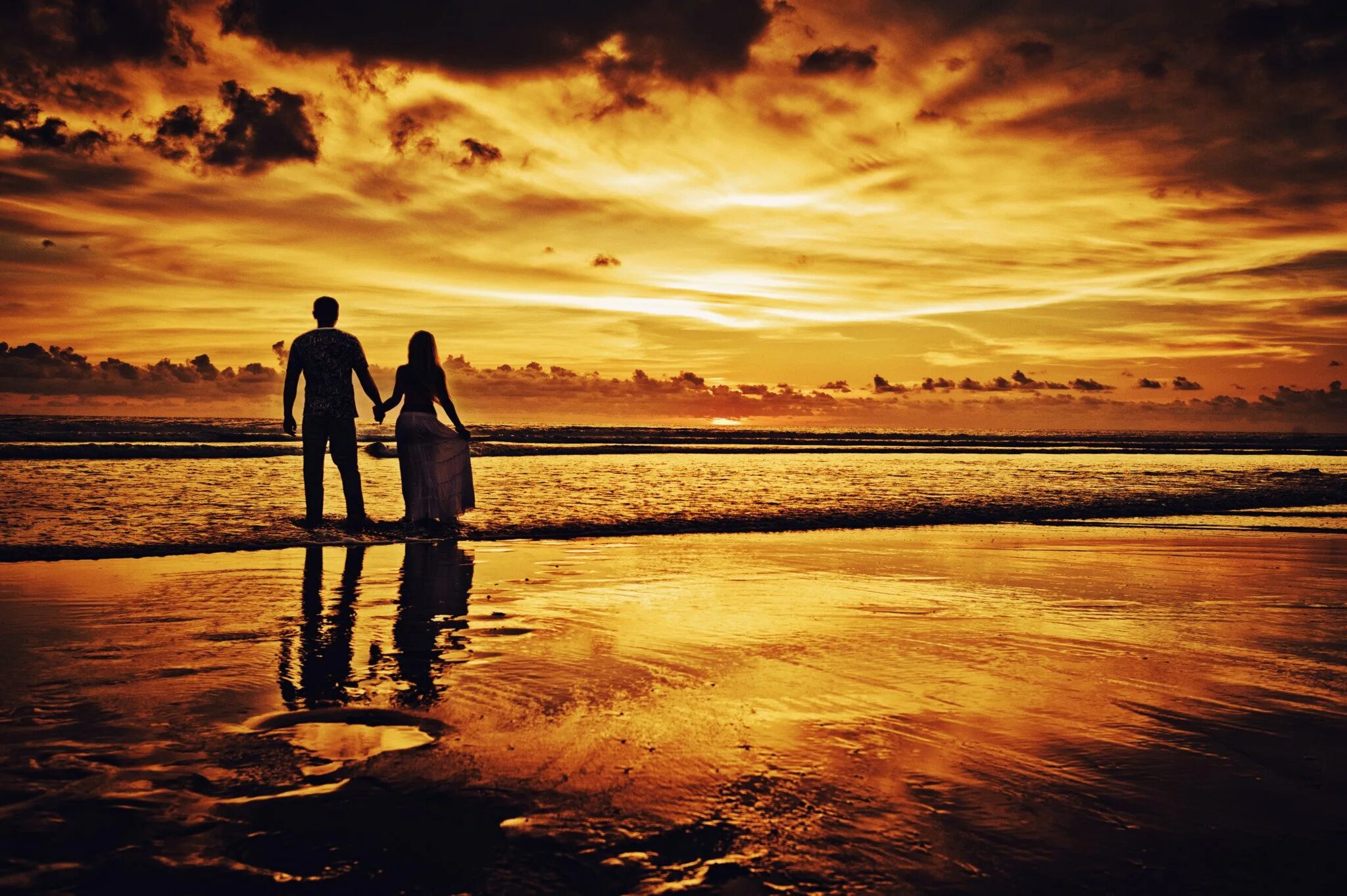 Двое на закате. Влюбленные на берегу моря. Пара на фоне заката. Двое на закате у моря. Двое