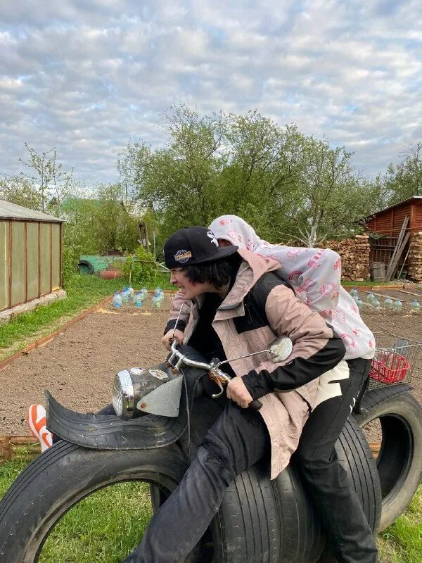 Подо мной турбированный демон. Jeembo мемы. Подо мной турбированный. Подомной турбированный демон кузов цвета веном. Подо мной турбированный.