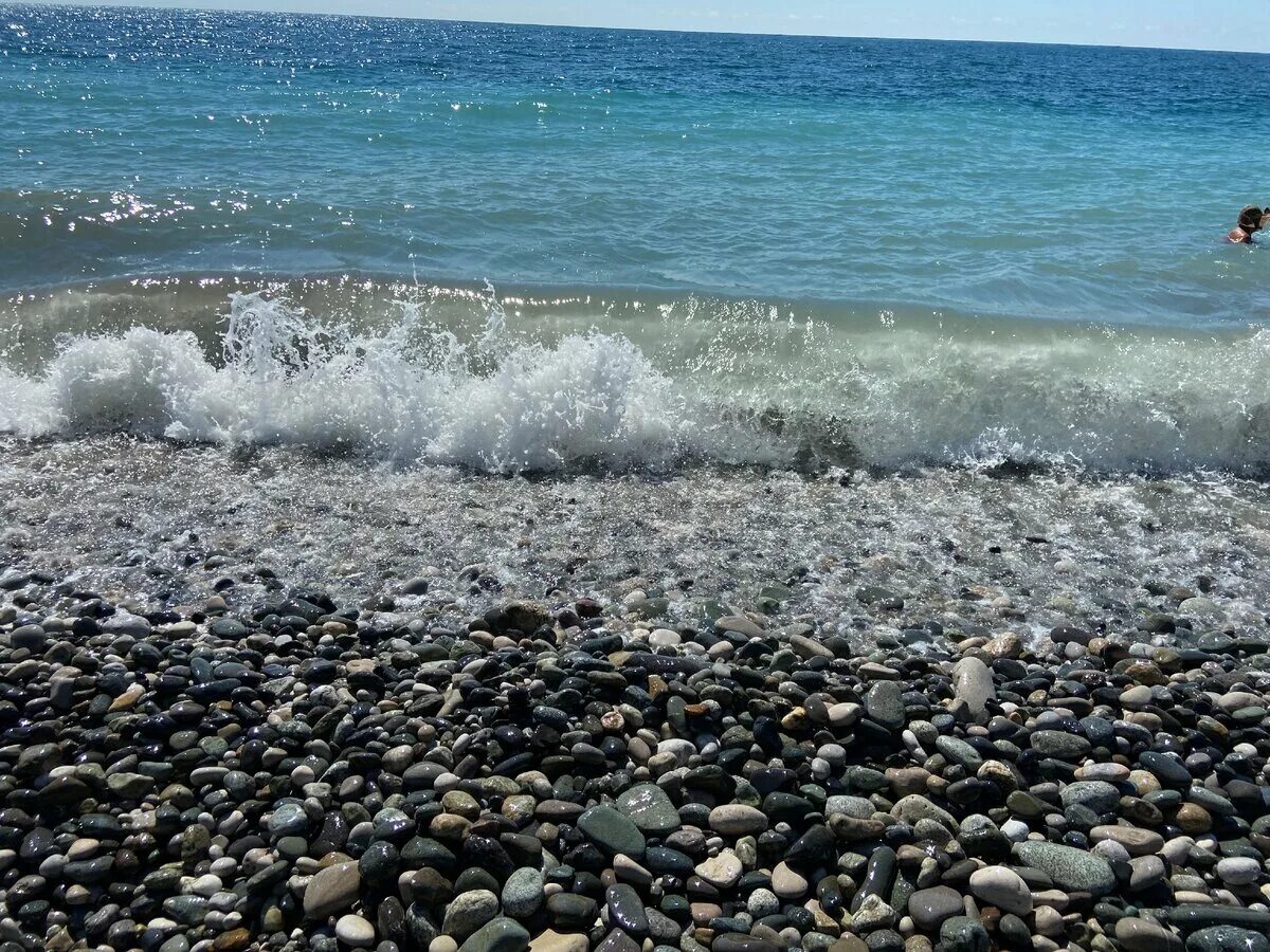 Какое море в абхазии. Черное море абхазия. пицунда абхазия пляж песок или галька. абхазия чистое море. в пицунде песок или галька.